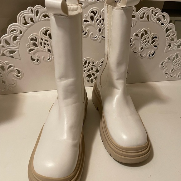 white and tan color by CAPE ROBBIN
square round toe
snow booties
platform
lug - Picture 3 of 14